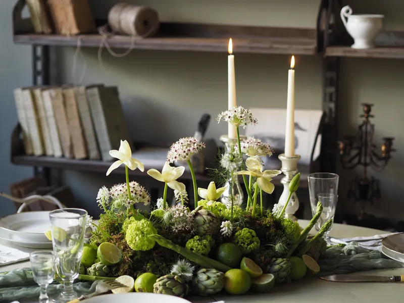 Floristin bei der Arbeit an einem Blumenarrangement